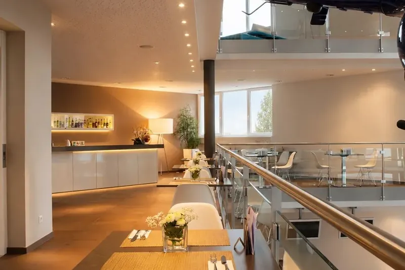 Lounge mit Blick auf die Fliegerei im aircraft Hotel bei Tuttlingen