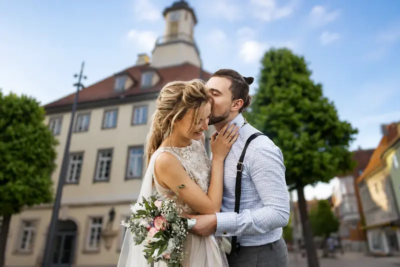 Brautpaar vor dem historischen Rathaus in der Tuttlinger Altstadt