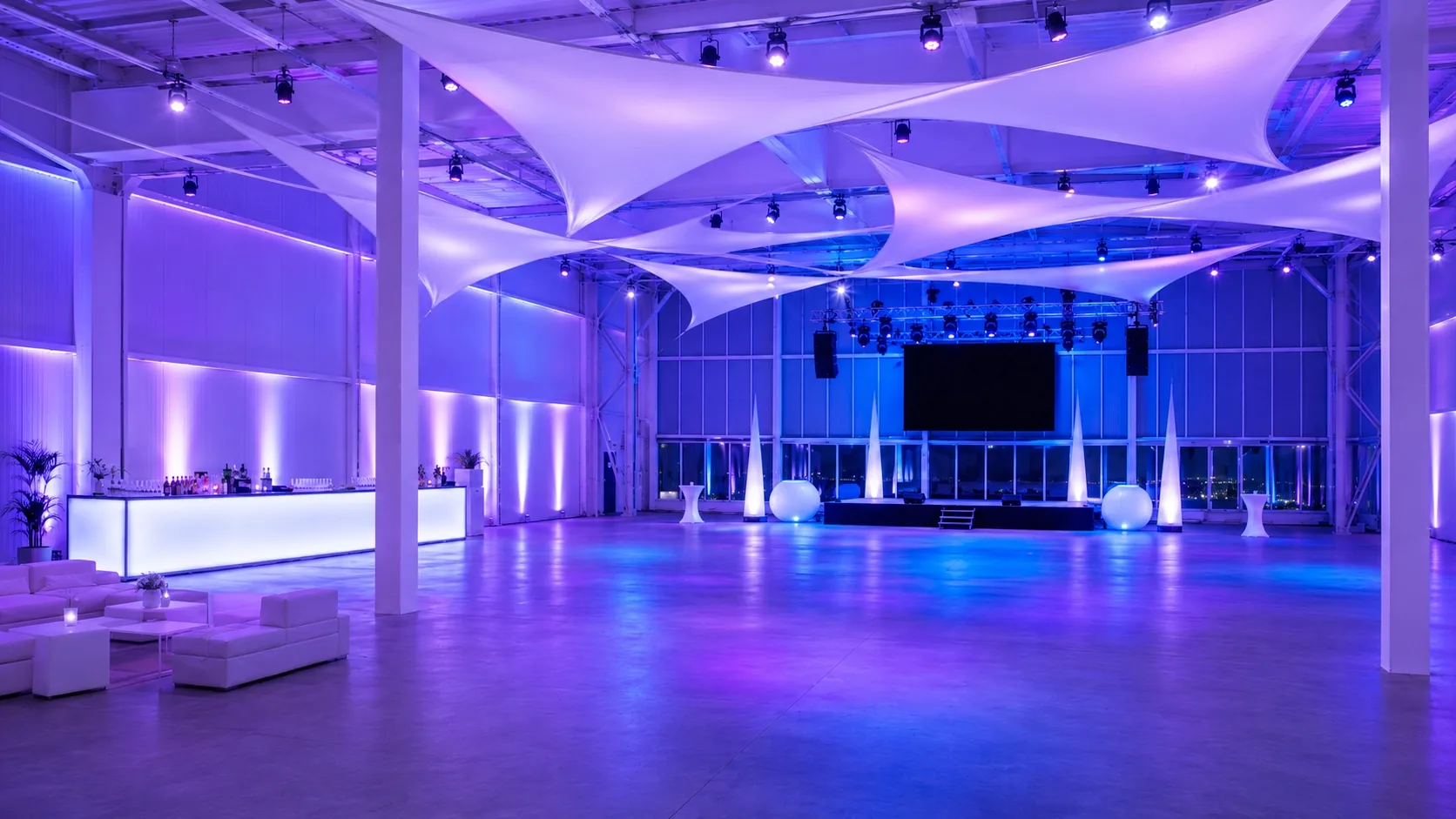 Leerer Hangar mit Zelttuch-Deckeninstallation